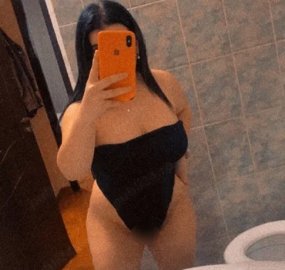 Asistentă Medicală Blondă Sexi în Grand Arena