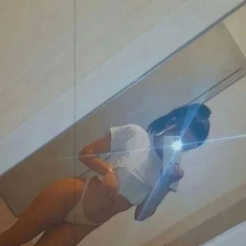 Bianca – Escortă Însărcinată cu Farmec