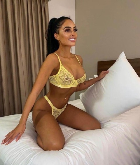 Brunetă Naturală și Irezistibilă în Sector 3