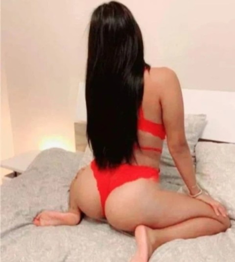 Brunetă Seducătoare din Curtea de Argeș