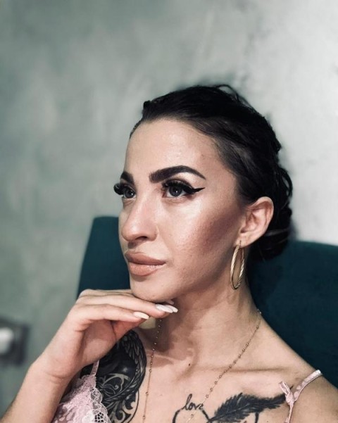 Bruneta Slim Sexy: Pup Play și Fantezii Îndrăznețe