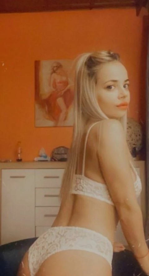 Ebony Aventurieră în Piața Romană