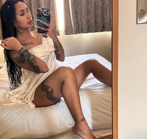 Ebony cu Piercinguri și Păr Lung la Arena Națională