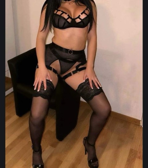 Ebony – Plăceri Senzaționale în Piața Romană