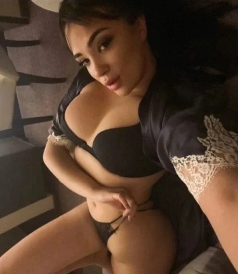 Escortă de etnie în Plaza – Experiențe Unice