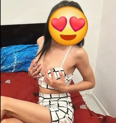 Escortă de lux brunetă slim în Piața Muncii