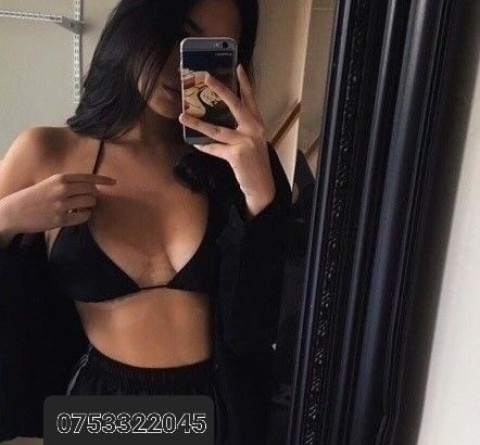 Escortă Femei Mature – Steffy, Experiență și Pasiune la Sala Palatului