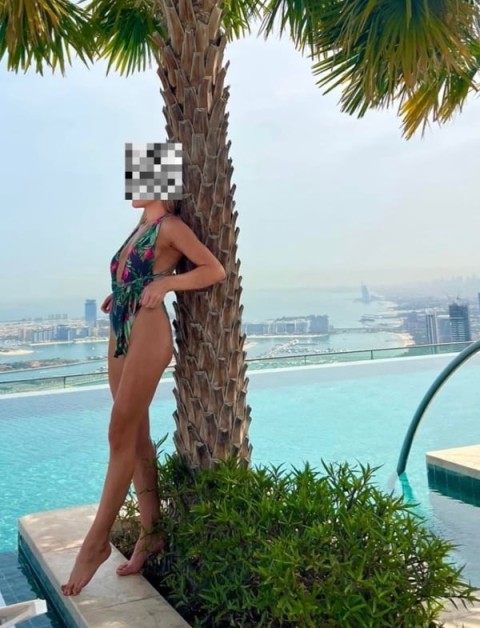 Escortă la pensiune – Bruneta Siliconată