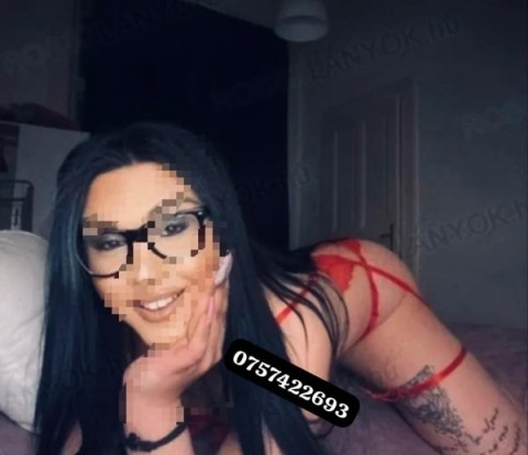 Escortă Lesbi Brunetă Senzuală