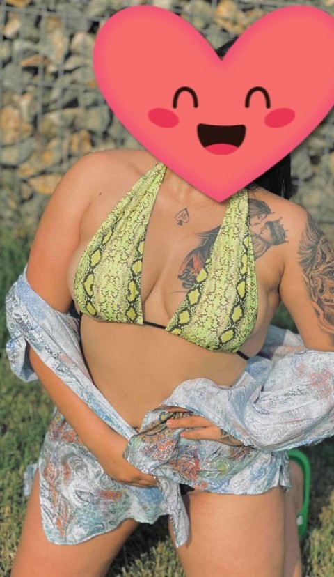 Escortă Minionă cu Forme Generoase în București