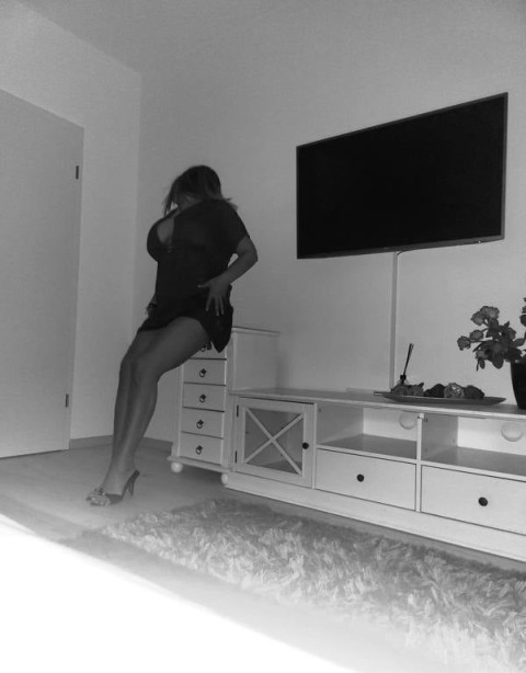 Escortă Neprotejat în Sector 4: Plăceri Discrete și Dominante