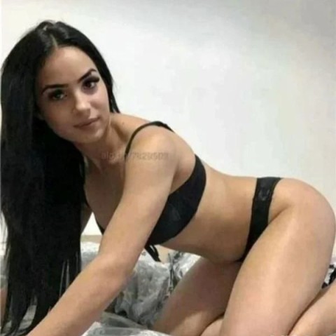Escortă slabă cu ochi verzi în Armenească