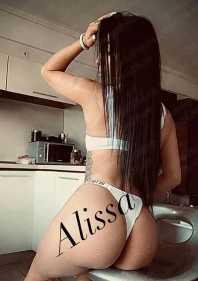 Escortă Trans Roșcată Foc în Park Lake