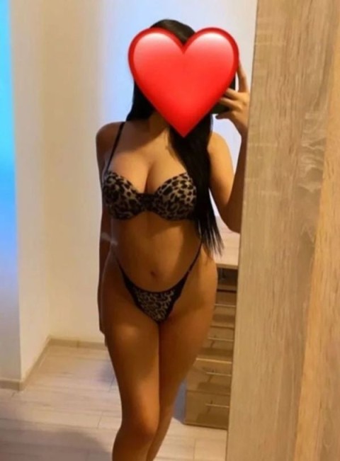 Escortă travestită în Grand Arena