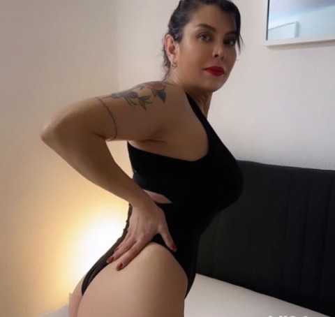 Escorta Clasa A de 20 de Ani în Drumul Taberei · în jur de 20 ani