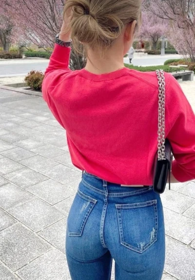 Escorta graviduță – Diana, roșcată foc în ParkLake · escortă graviduță