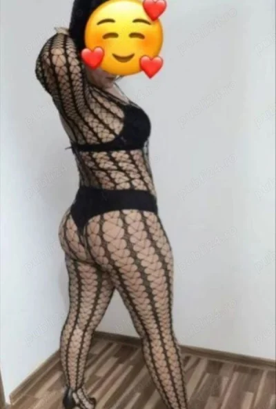 Experiență completă cu o brunetă sexy