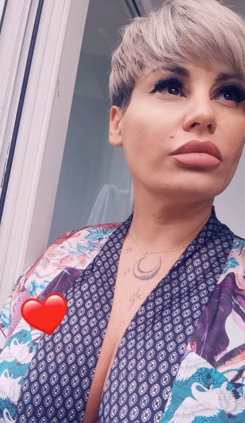 Fotografii Reale – Întâlnire cu o Doamnă Matură în Militari