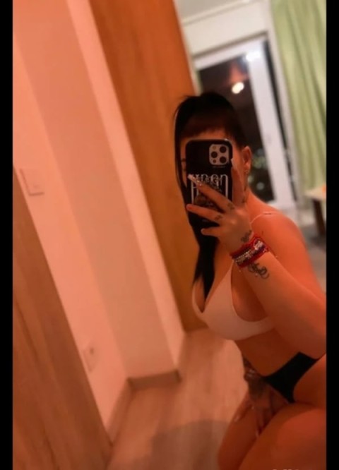 Frumusețe Naturală în Diham: Adriana, 20 de Ani