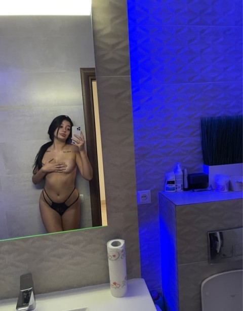 Fustă Școlăriță și Extaz în Sector 6