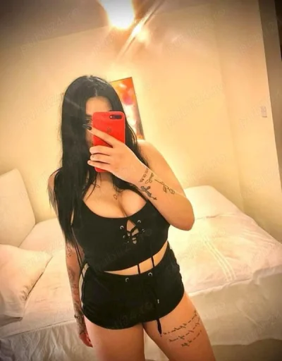 Inocentă și Dominatoare în Piața Chibrit