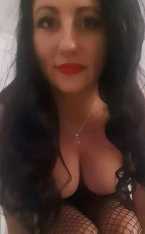 Latina Brunetă cu Experiență în Bacău · latină