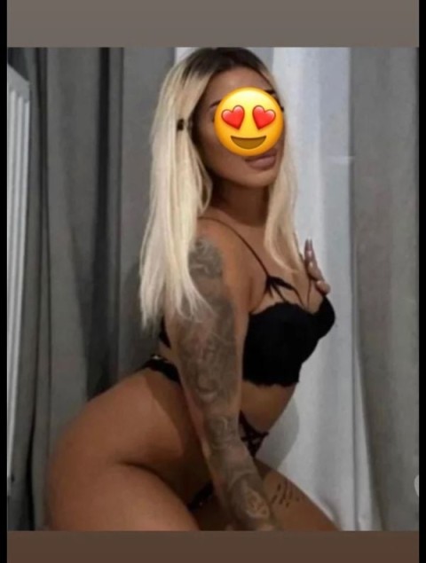 Monica – Escortă Blondă pentru Momente de Neuitat