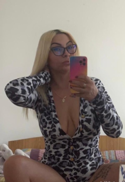 Întâlniri Incitante cu o Escortă Însărcinată Brunetă