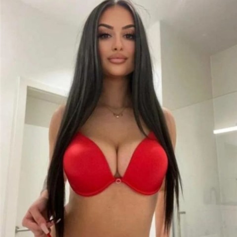 Pasiune în Militari: Întâlniri Fierbinți cu o Escortă de Vis · pula