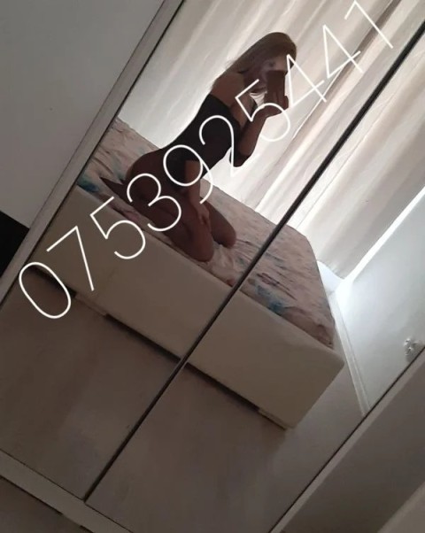 Roxana – Bruneta cu Forme Generoase din Diham