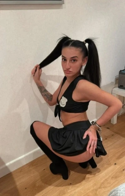 Seducătoare cu Ochi Albaștri Disponibilă Non Stop