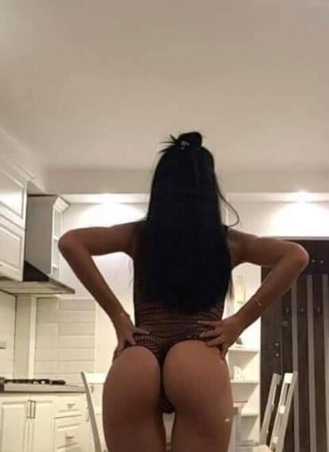 Tânără Brunetă pentru Momente de Neuitat în Oradea