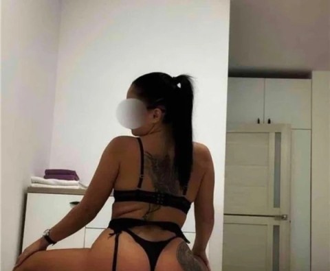 Tânără Brunetă Sexy la Grand Arena