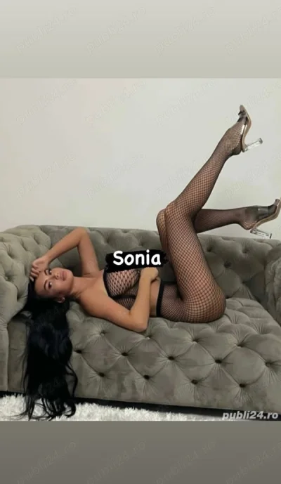 Tunsă Scurt, Două Brunete Disponibile pentru Deplasări în Ploiești