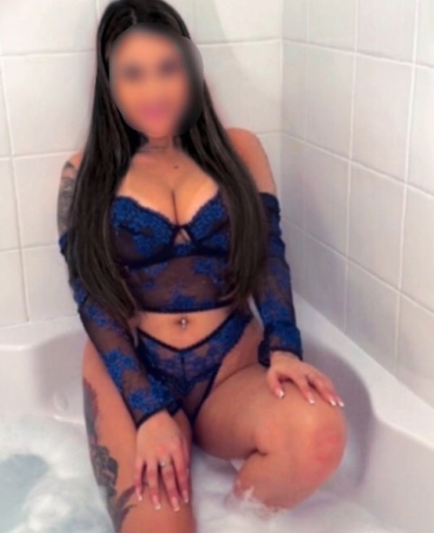 Tunsă Scurt și Atractivă: Masaj și Plăceri Interzise