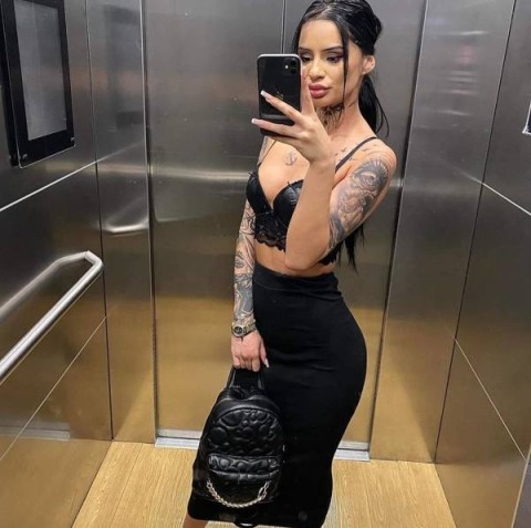 Uniforme și Fantezii în Zalău: Blonda Apetisantă te Așteaptă!